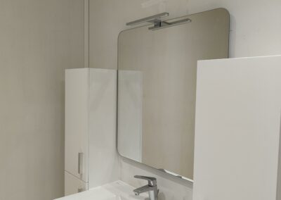 Nouvelle installation salle de bain avec lavabo par Douay Collinse
